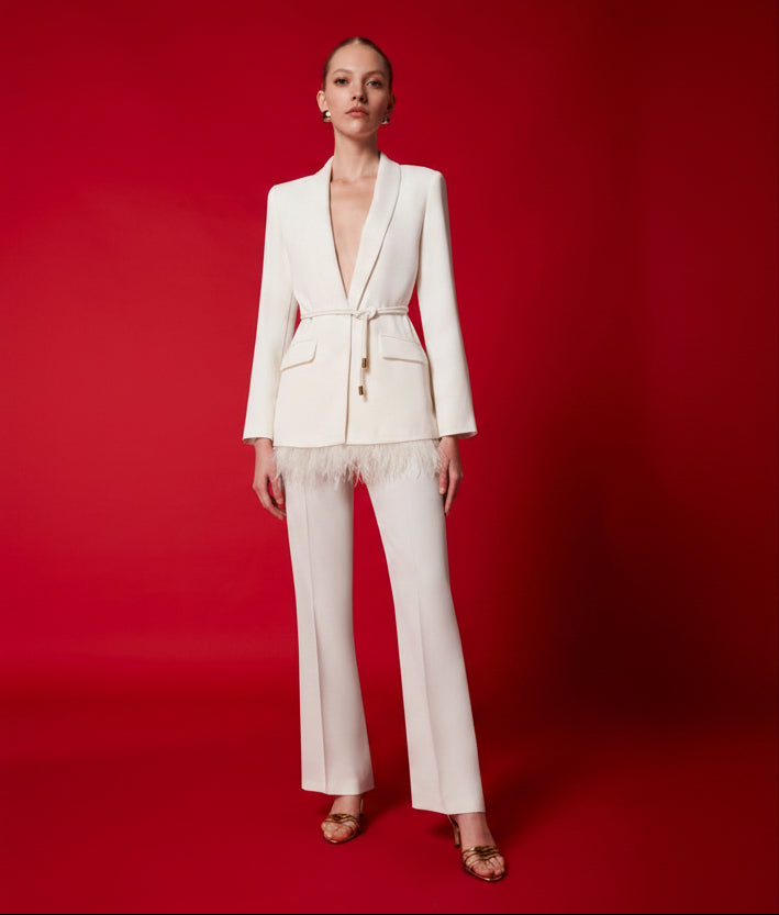 CARLA RUIZ - TAILLEUR PANTALONE, GIACCA CON FUSCIACCA IN VITA BORDATA DA PIUME REMOVIBILI.