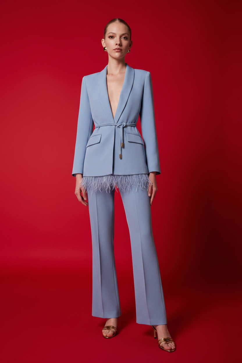 CARLA RUIZ - TAILLEUR PANTALONE, GIACCA CON FUSCIACCA IN VITA BORDATA DA PIUME REMOVIBILI.