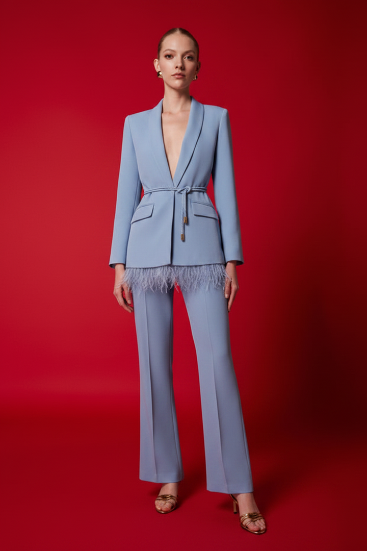 CARLA RUIZ - TAILLEUR PANTALONE, GIACCA CON FUSCIACCA IN VITA BORDATA DA PIUME REMOVIBILI.