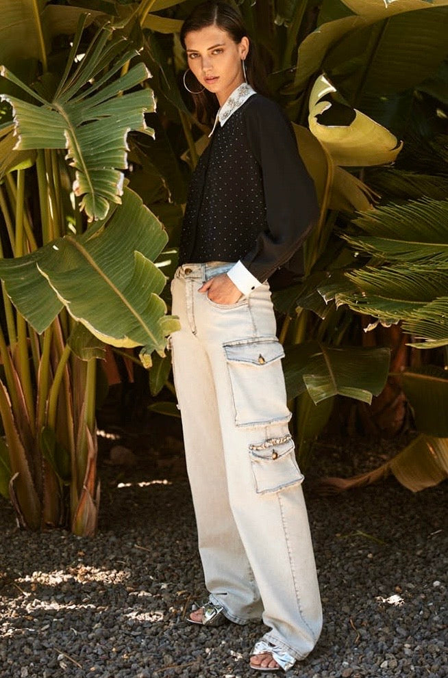 TRASH AND LUXURY - JEANS CARGO IN DENIM DALLA LINEA AMPIA , ARRICCHITO DA TASCHE MAXI CON PATTA E DETTAGLI GIOIELLO SU UNA DELLE TASCHE