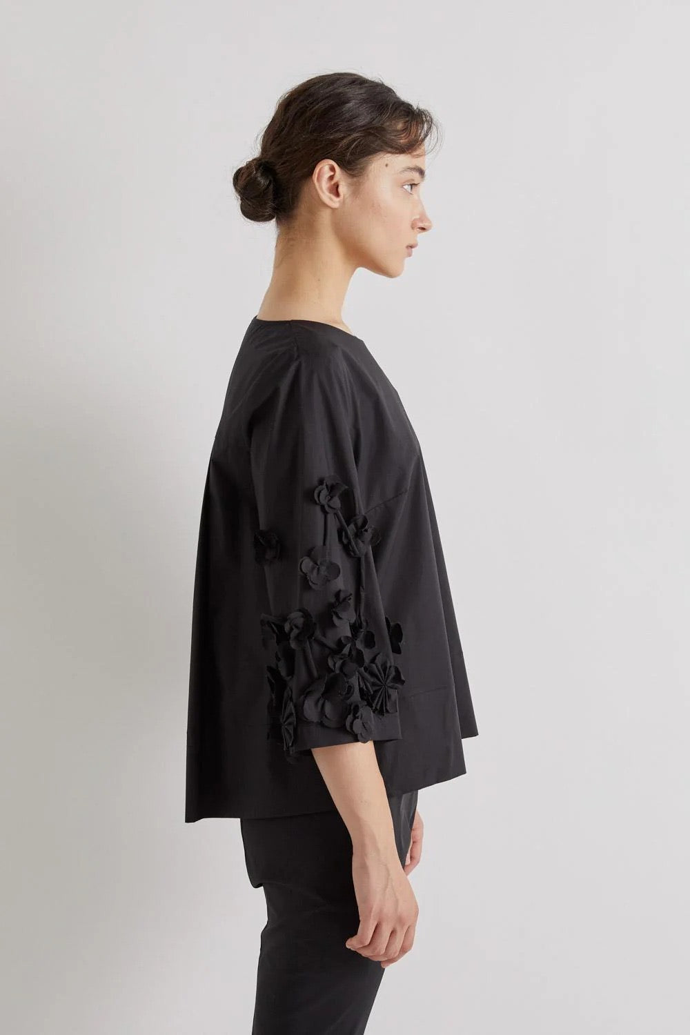 MEIMEI J - BLUSA DI LINEA DRITTA CON APPLICAZIONI FLOREALI SULLA MANICA.SPACCHI SUI FIANCHI 100% COTONE
