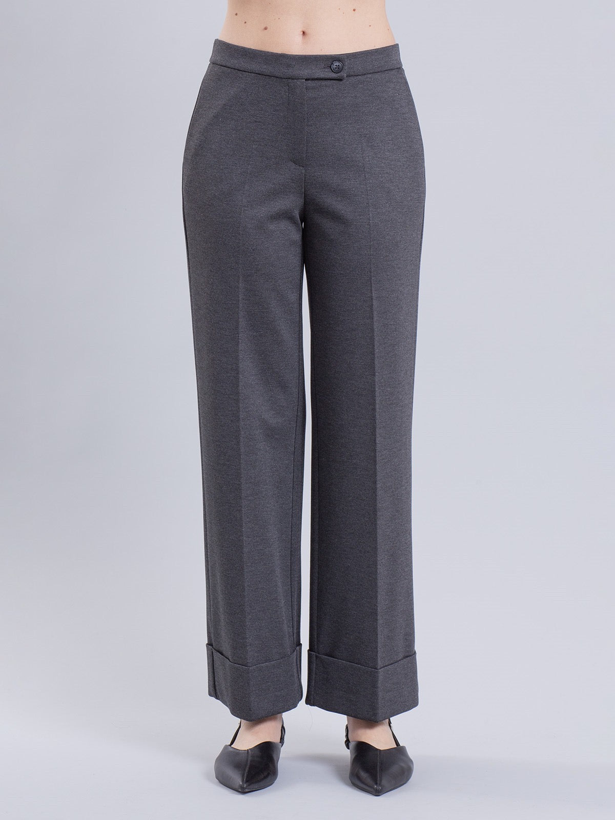 Pantalone grigio antracite con risvolto sul fondo