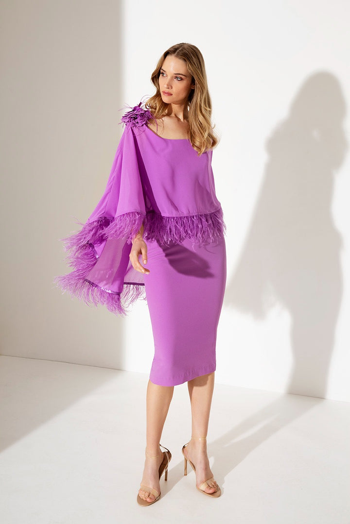 ALLURE - ABITO MIDI A TUBINO CON MANTELLINA ASIMMETRICA IN GEORGETTE, BORDATA CON PIUME A TONO