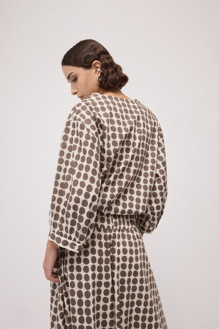 OTTO D’AME - BLUSA IN 100% COTONE, CARATTERIZZATA DA UNO SCOLLO A V E DA UNA STAMPA A POIS DAL GUSTO SENZA TEMPO
