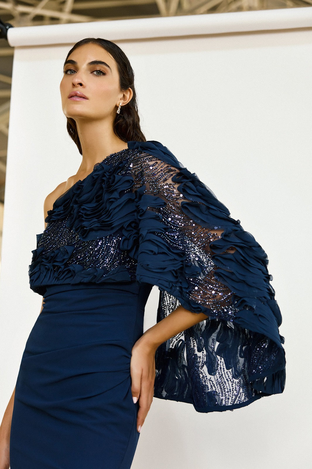 MAESTRI - ABITO LUNGO BLU NAVY MONOSPALLA CON DETTAGLI A BALZE E PERLINE