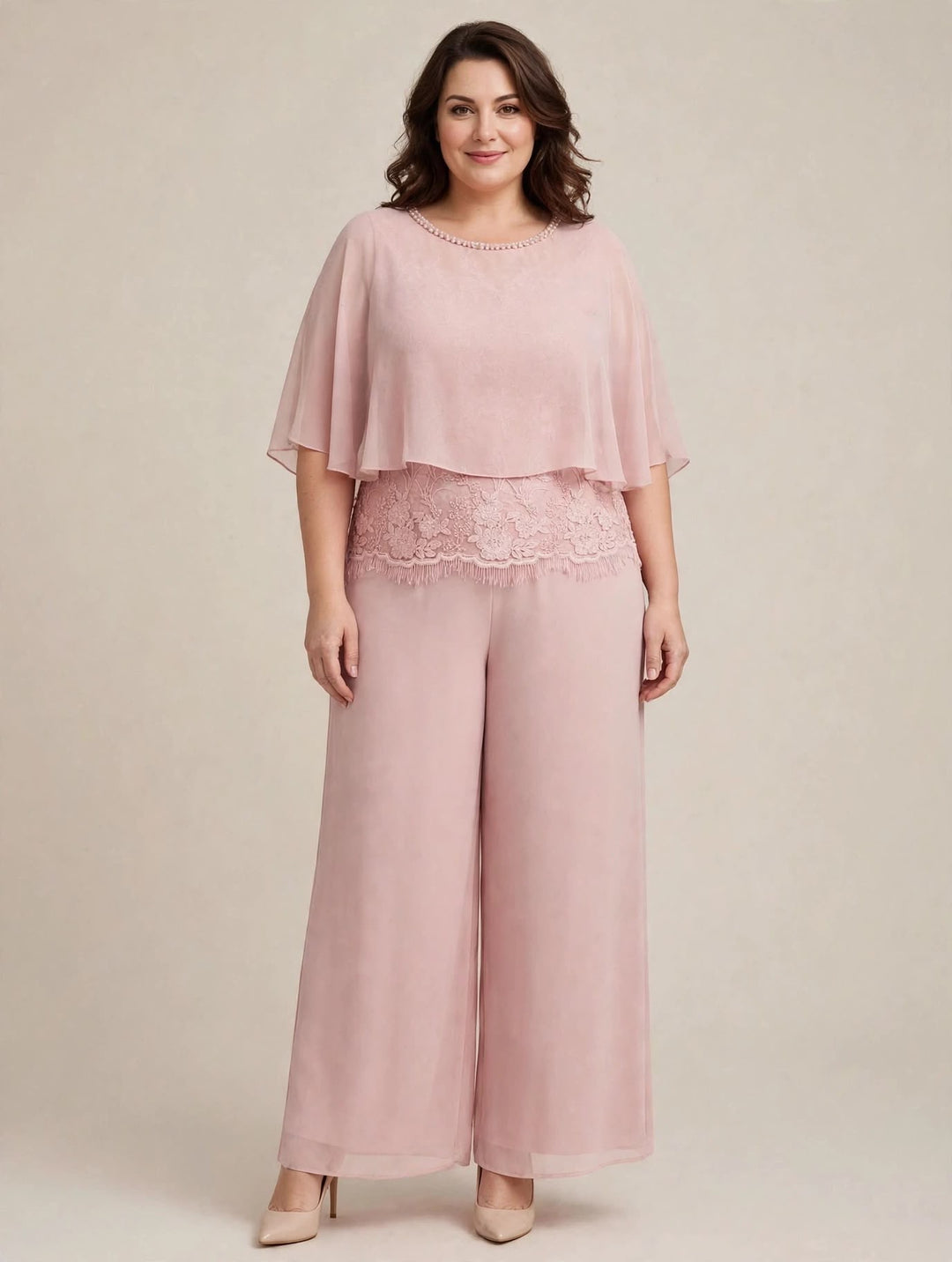 ANNA CAIAZZO - COMPLETO TRE PEZZI CON TOP CON FASCIA IN PIZZO SMERLATO, MANTELLA IN CHIFFON CON COLLARE IN STRASS E PANTALONE WIDE-LEG