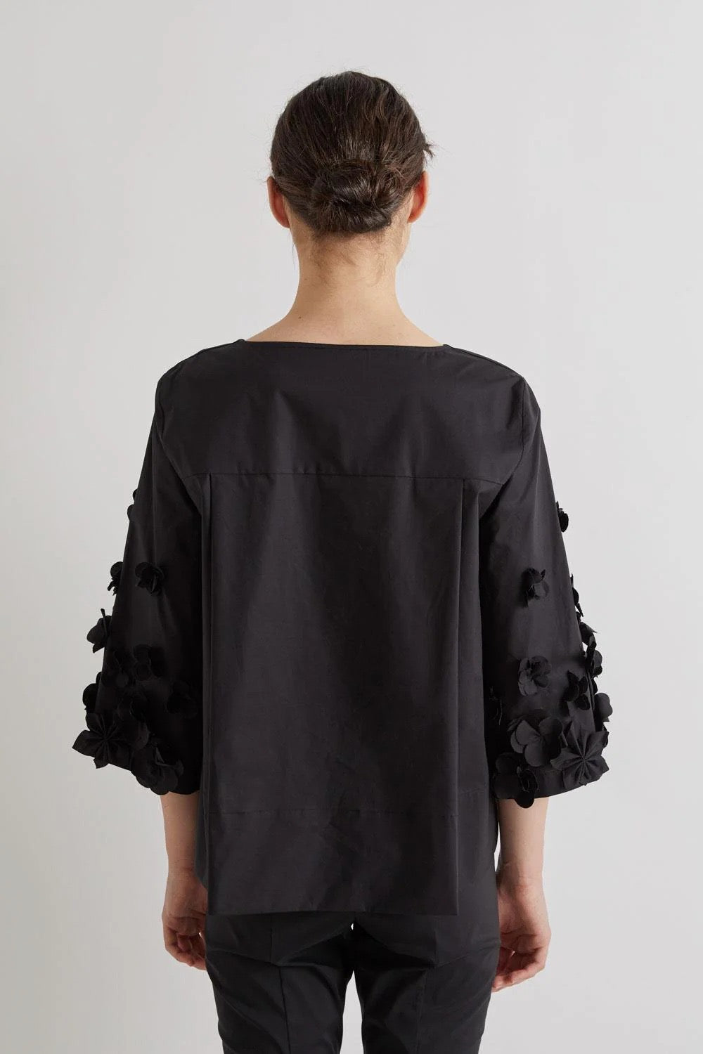 MEIMEI J - BLUSA DI LINEA DRITTA CON APPLICAZIONI FLOREALI SULLA MANICA.SPACCHI SUI FIANCHI 100% COTONE