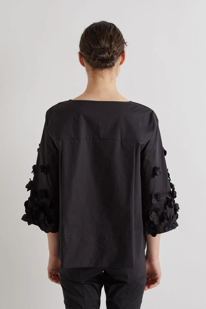 MEIMEI J - BLUSA DI LINEA DRITTA CON APPLICAZIONI FLOREALI SULLA MANICA.SPACCHI SUI FIANCHI 100% COTONE