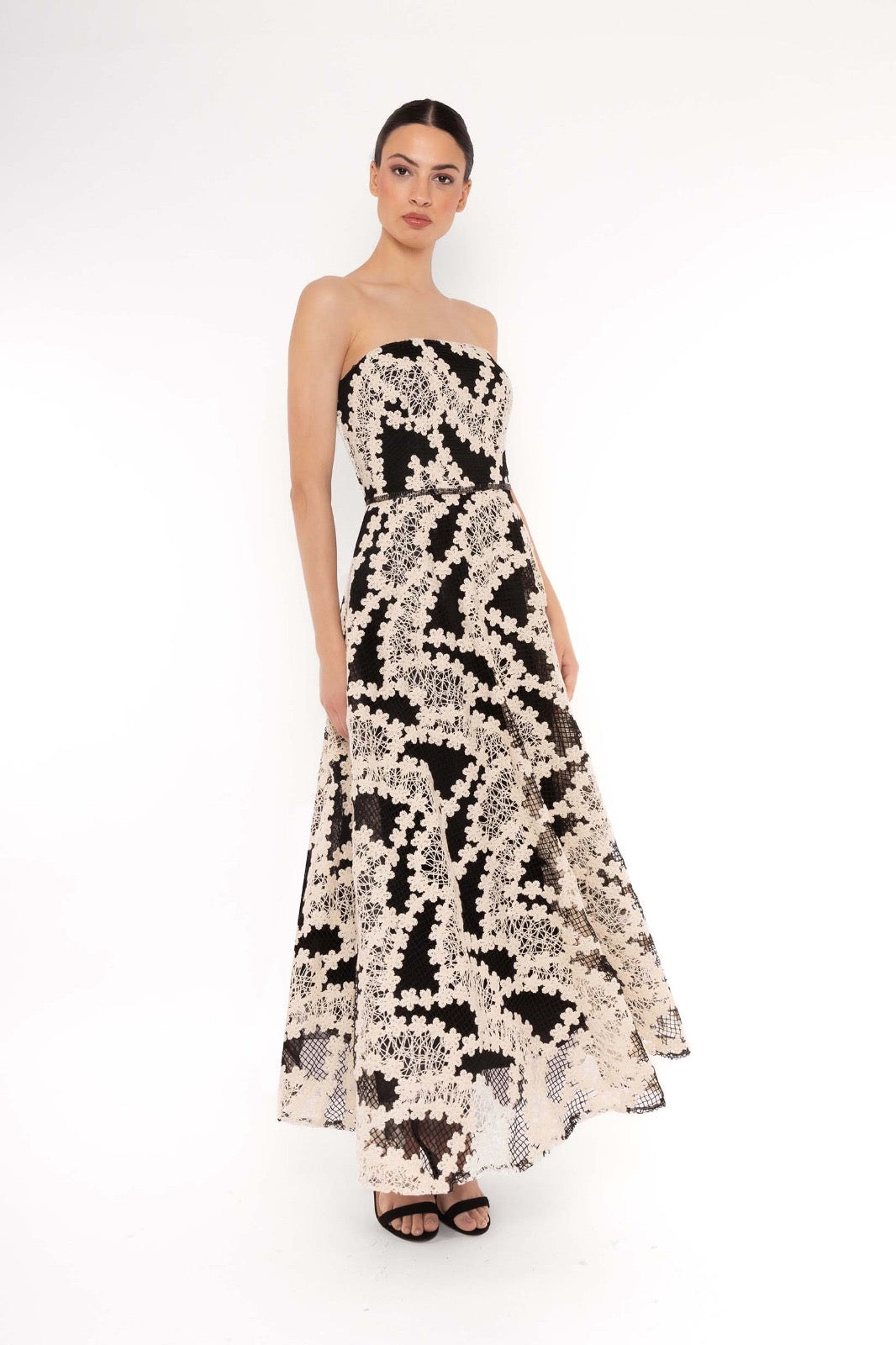 CARLA RUIZ - ABITO LUNGO IN PIZZO BICOLOR CON SCOLLO A FASCIA
