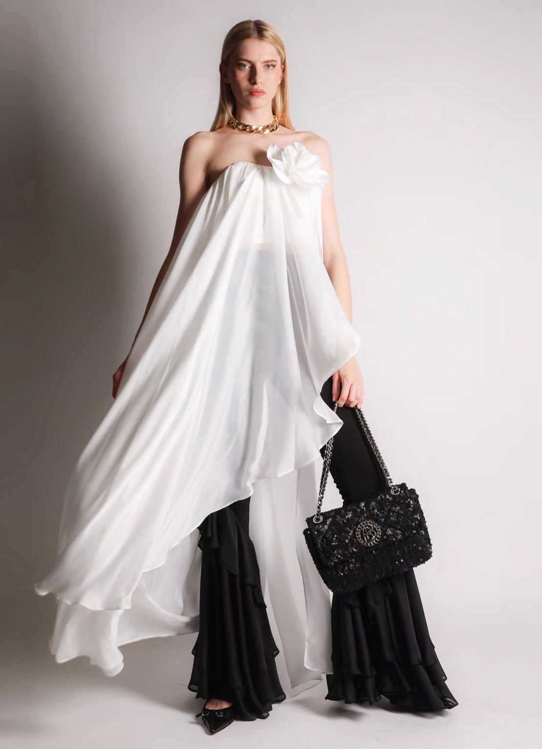 Top asimmetrico in Chiffon con fiore 3D