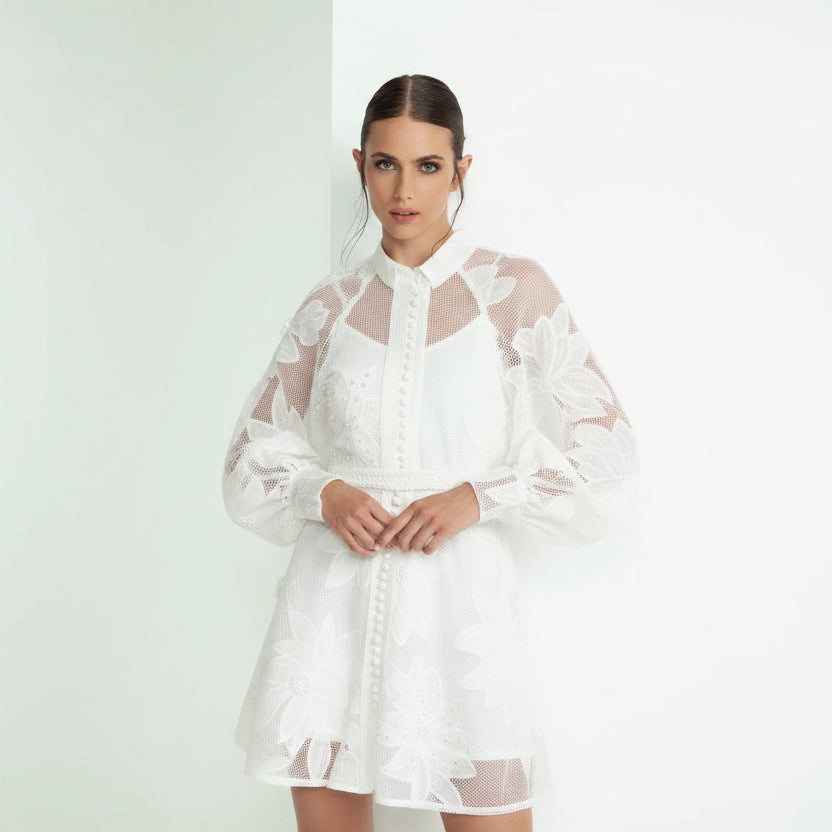 ODI ET AMO - ABITO CORTO ELEGANTEMENTE ROMANTICO, SERIE DI CRISTALLI CUCITI A MANO A CREARE UN MOTIVO FLOREALE SUL FIANCO E SULLA GONNA