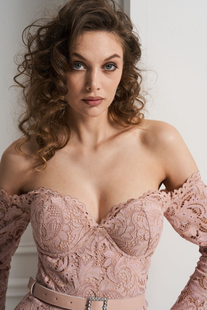 MISCHALIS - ABITO MIDI IN PIZZO CON SCOLLO A CUORE E MANICHE OFF-SHOULDER