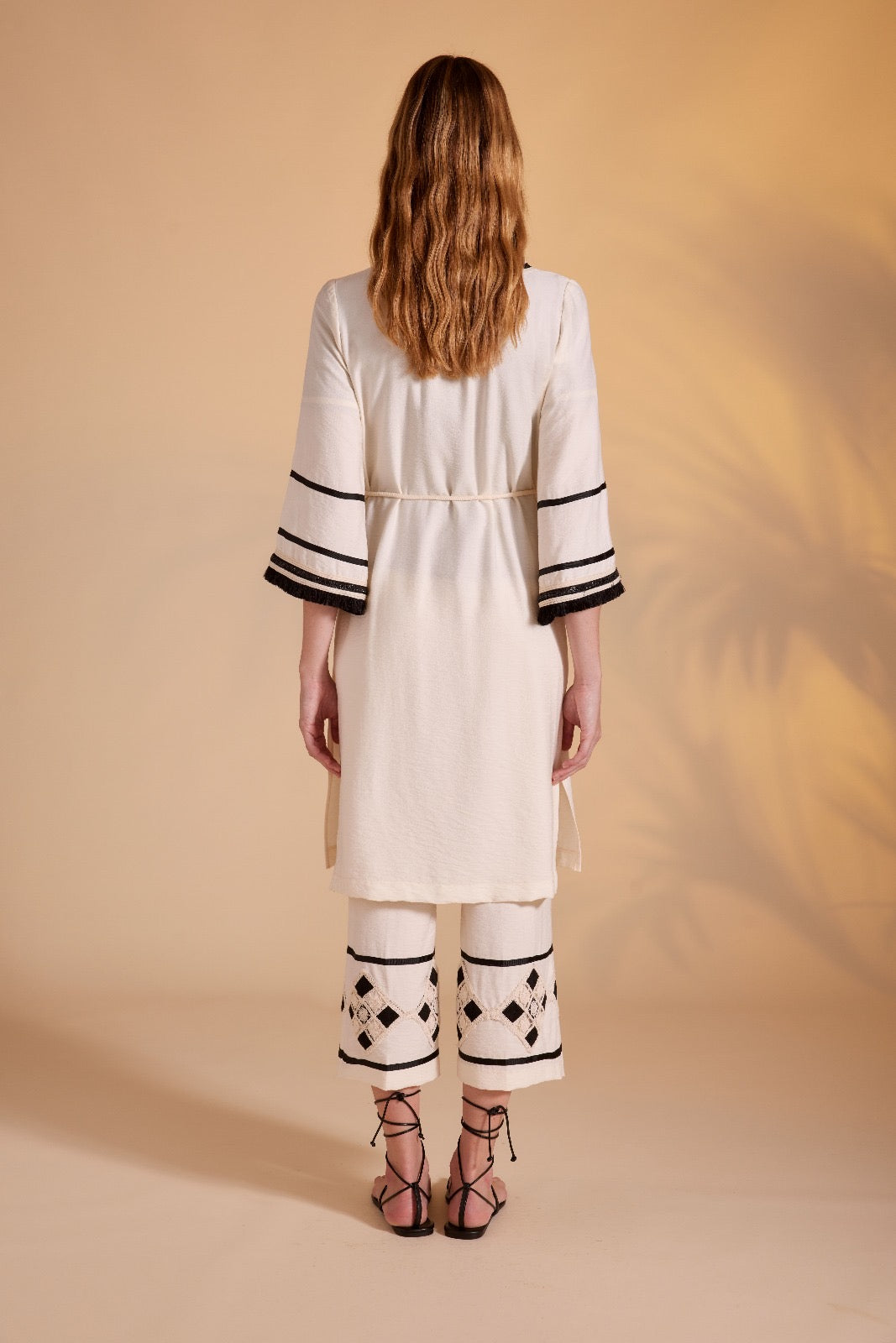 ARGGIDO - COMPLETO 3 PEZZI IN STILE ETNO-CHIC CON RICAMI GEOMETRICI KIMONO LUNGO COORDINATO, CON MANICHE AMPIE, PROFILI NERI E