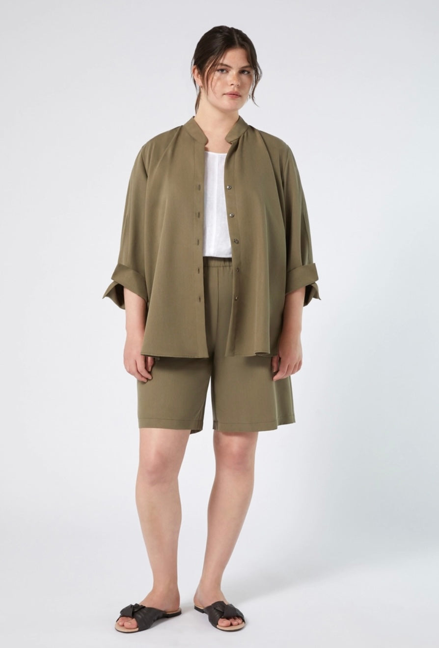 PERSONA - HANNO UNA LINEA CLASSICA E VERSATILE I BERMUDA IN TENCEL, CON TASCHE SUL RETRO