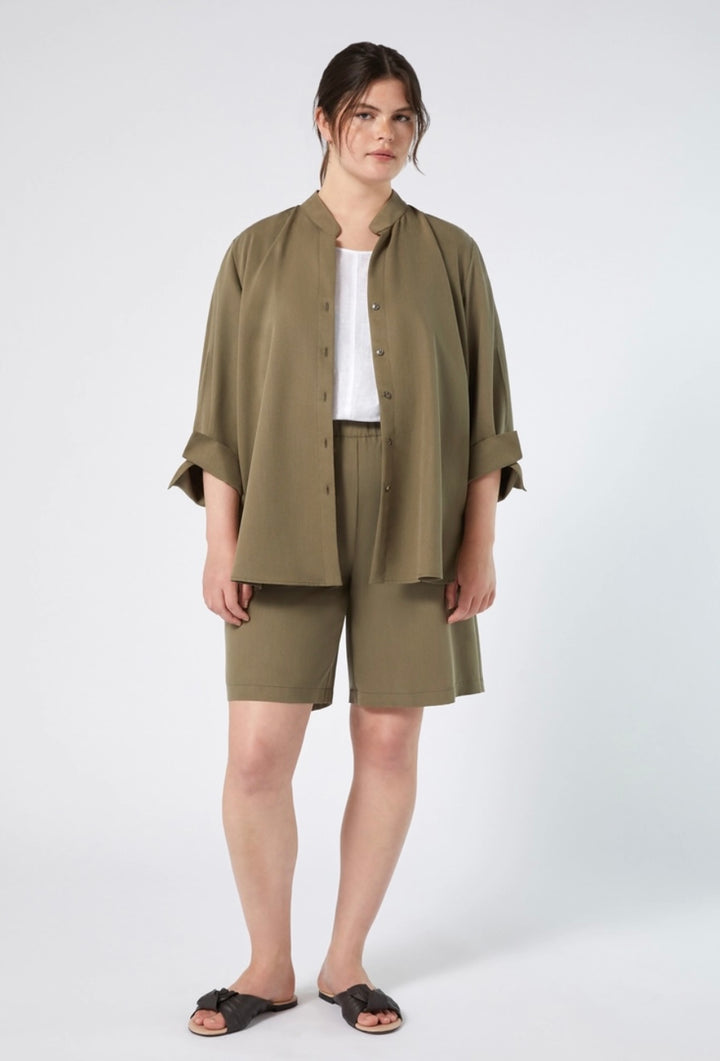 PERSONA - HANNO UNA LINEA CLASSICA E VERSATILE I BERMUDA IN TENCEL, CON TASCHE SUL RETRO