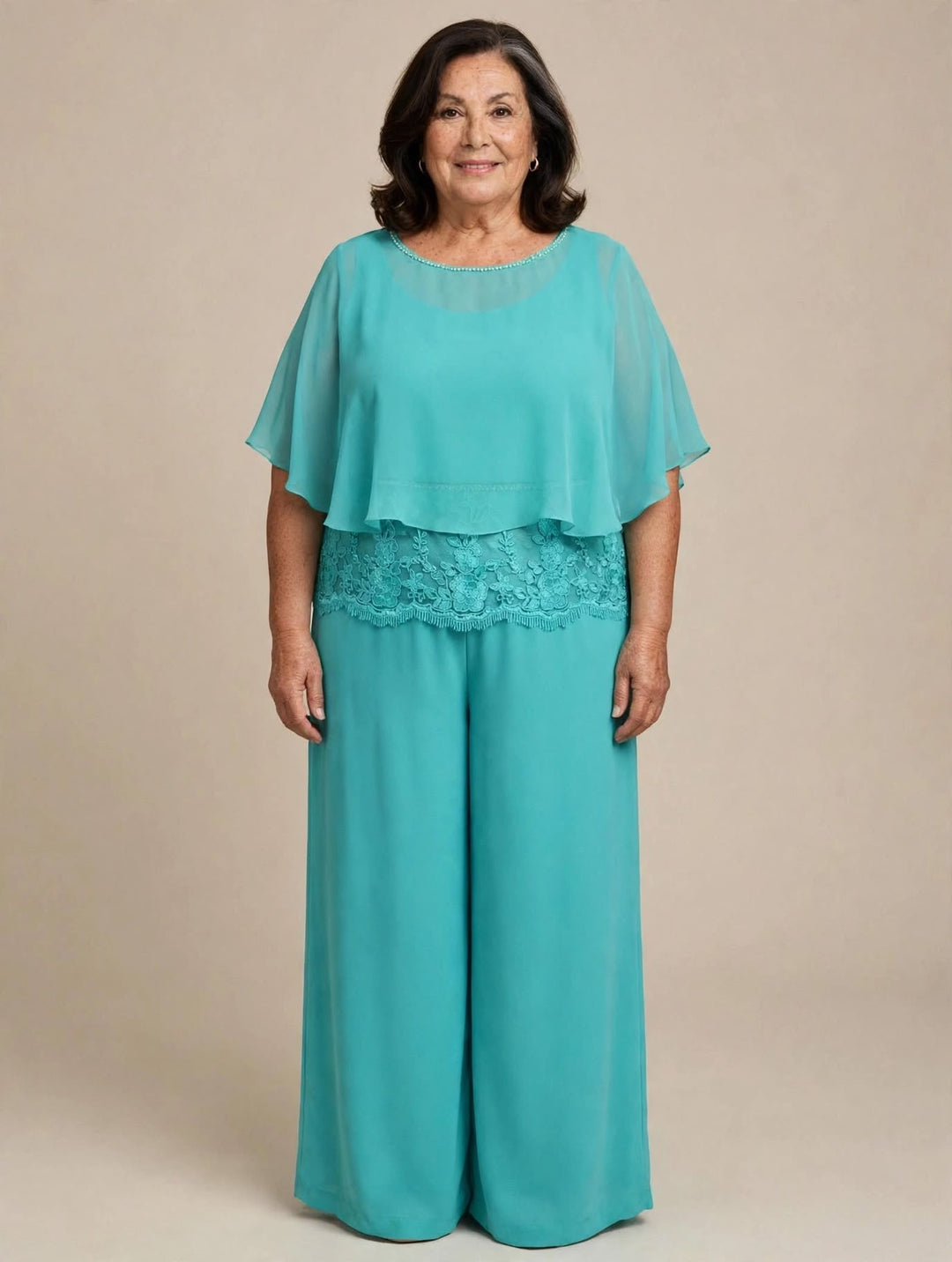 ANNA CAIAZZO - COMPLETO TRE PEZZI CON TOP CON FASCIA IN PIZZO SMERLATO, MANTELLA IN CHIFFON CON COLLARE IN STRASS E PANTALONE WIDE-LEG