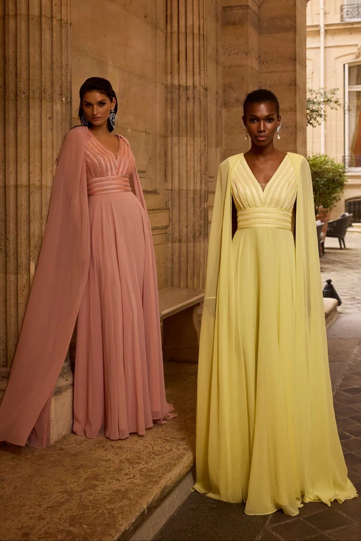 VENI INFANTINO - ABITO LUNGO IN CHIFFON A LINEA A ISPIRATO ALLA GRECIA, CON SCOLLO ROMANTICO A CUORE, MANICHE A MANTELLA E UNA CINTURA A PIEGHE CHE
