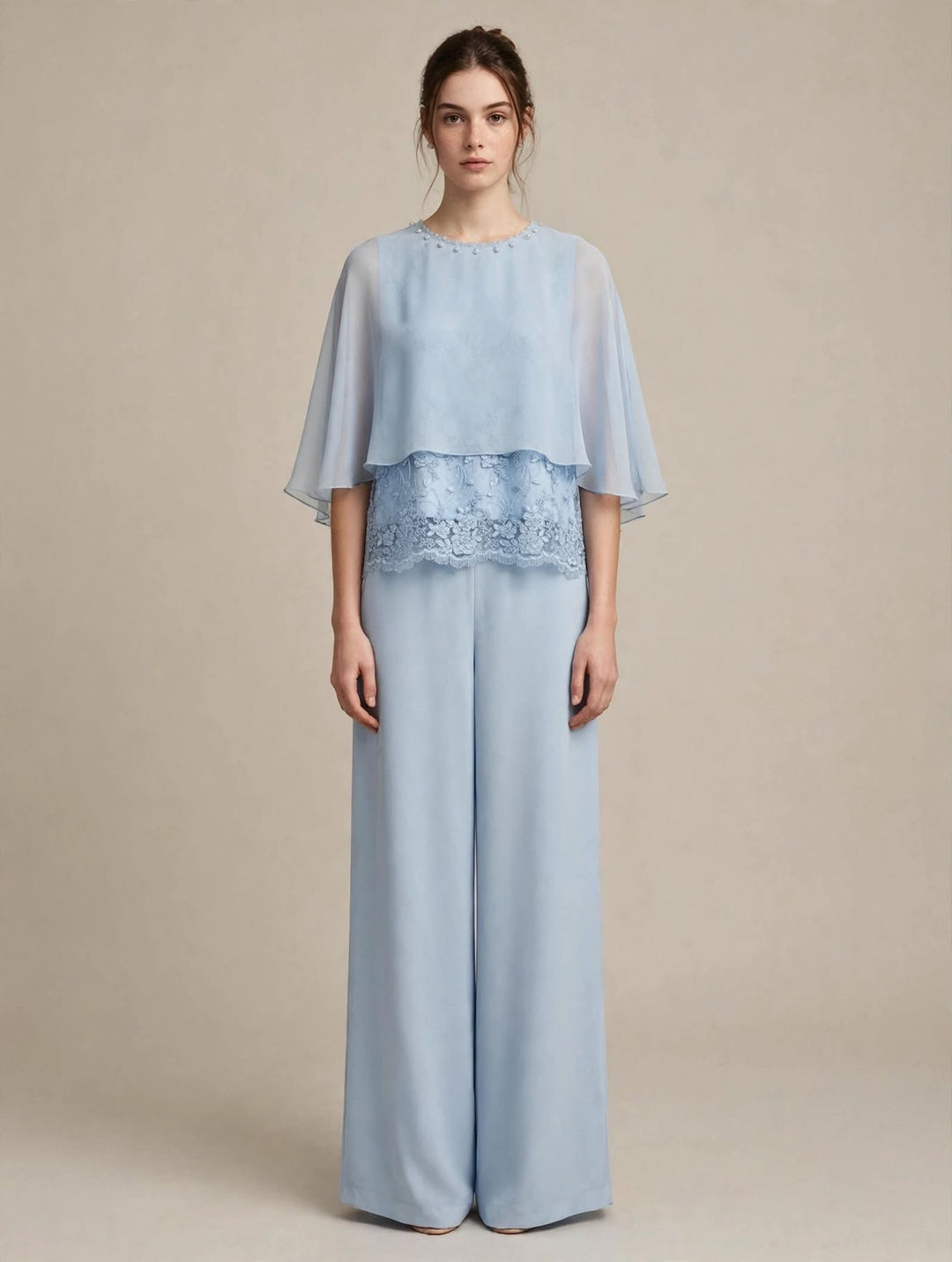ANNA CAIAZZO - COMPLETO TRE PEZZI CON TOP CON FASCIA IN PIZZO SMERLATO, MANTELLA IN CHIFFON CON COLLARE IN STRASS E PANTALONE WIDE-LEG