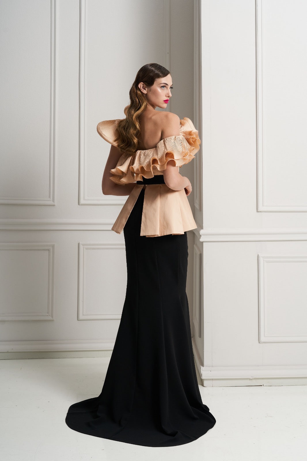 MISCHALIS - COMPLETO ELEGANZA COUTURE CON TOP IN RILIEVO E GONNA SIRENA NERA