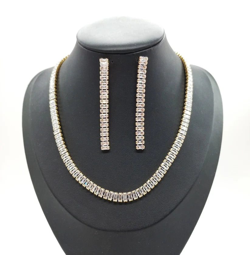 Parure di zirconi color crystal composta da collana e orecchini con rodiatura oro