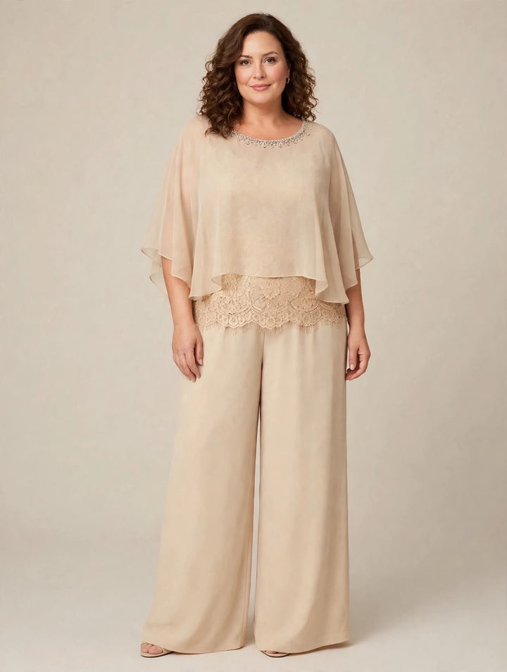 ANNA CAIAZZO - COMPLETO TRE PEZZI CON TOP CON FASCIA IN PIZZO SMERLATO, MANTELLA IN CHIFFON CON COLLARE IN STRASS E PANTALONE WIDE-LEG