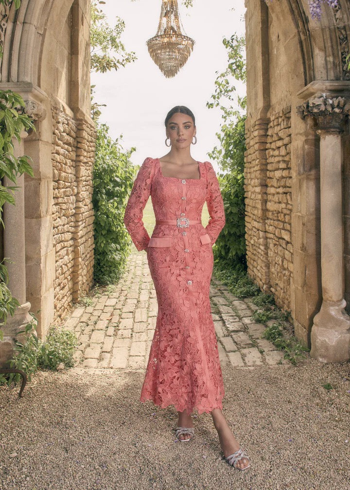 VENI INFANTINO - ABITO MIDI IN CREPE DI PIZZO, DECORATO CON UNO SCOLLO QUADRATO E LUSINGHIERO, ABBOTTONATURA FRONTALE E DELICATE MANICHE