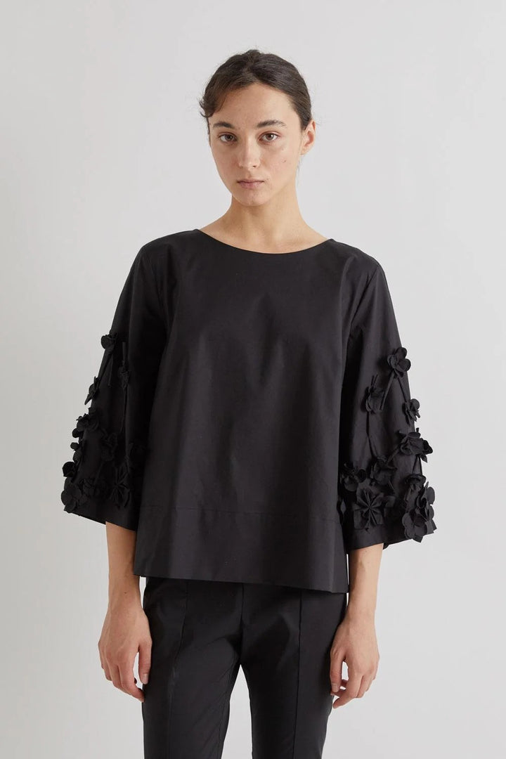 MEIMEI J - BLUSA DI LINEA DRITTA CON APPLICAZIONI FLOREALI SULLA MANICA.SPACCHI SUI FIANCHI 100% COTONE