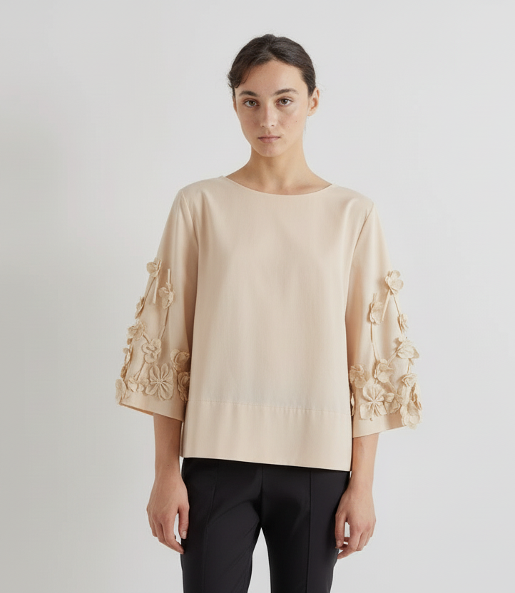 MEIMEI J - BLUSA DI LINEA DRITTA CON APPLICAZIONI FLOREALI SULLA MANICA.SPACCHI SUI FIANCHI 100% COTONE
