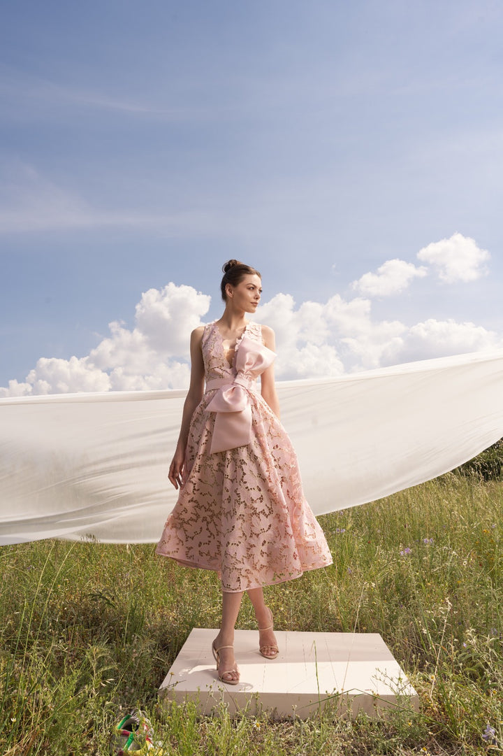 MISCHALIS - ABITO MIDI IN PIZZO ROSA CON FIOCCO COUTURE