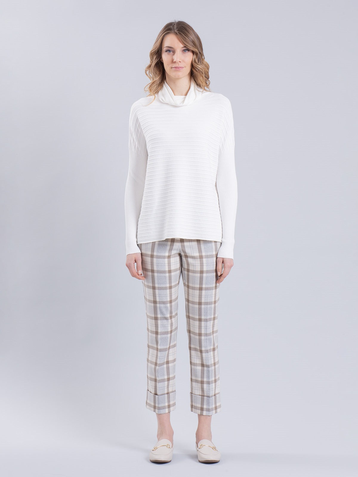 Maglia nera con collo alto e righe tono su tono