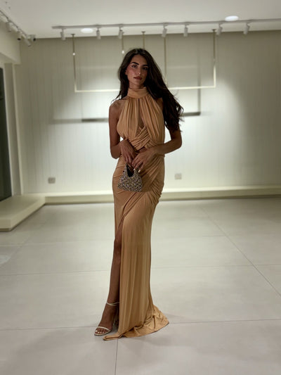 Abito da Sera Drappeggiato con Spacco e Collo Alto – Color Nudo