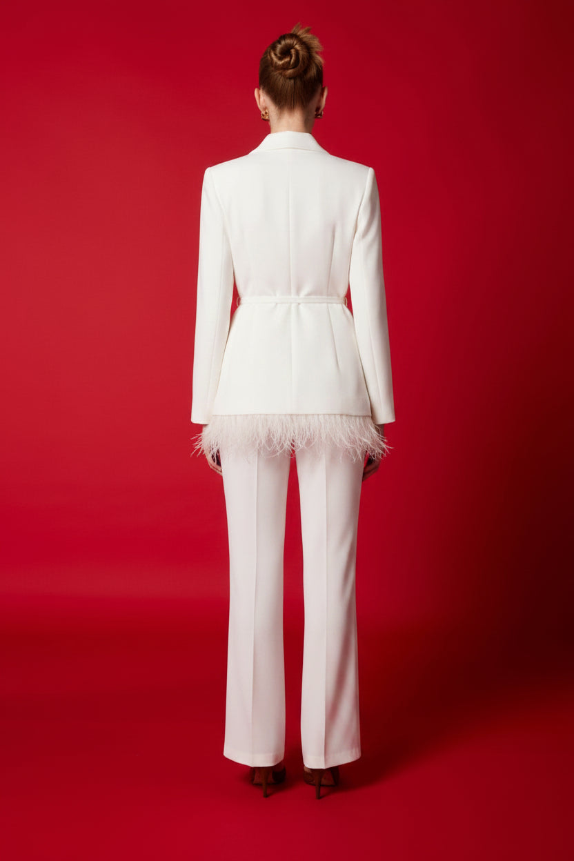 CARLA RUIZ - TAILLEUR PANTALONE, GIACCA CON FUSCIACCA IN VITA BORDATA DA PIUME REMOVIBILI.