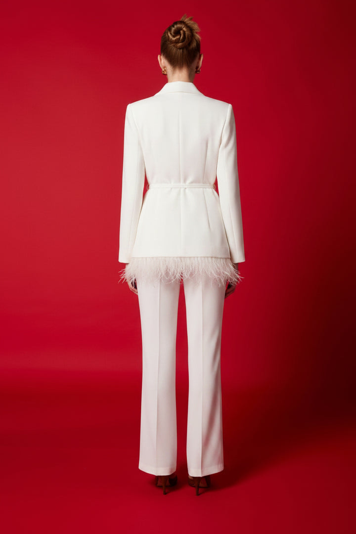 CARLA RUIZ - TAILLEUR PANTALONE, GIACCA CON FUSCIACCA IN VITA BORDATA DA PIUME REMOVIBILI.