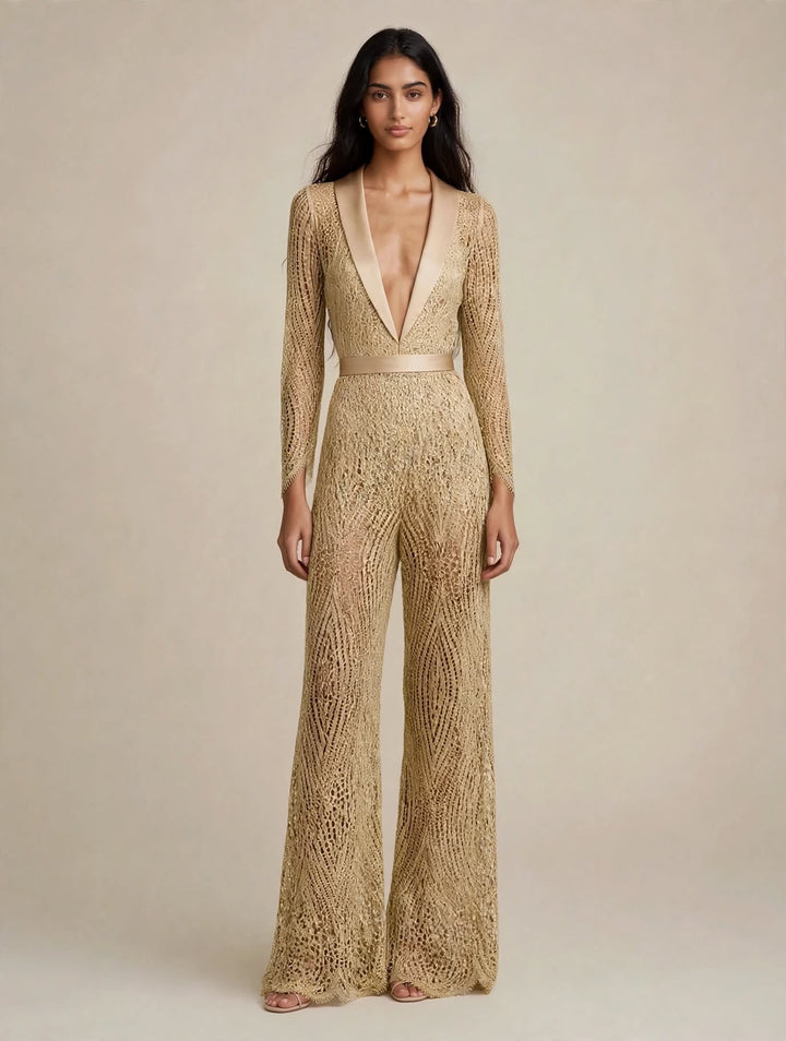 ANNA CAIAZZO - TUTA JUMPSUIT ORO IN PIZZO MACRAMÉ CON SCOLLO A V PROFONDO CON REVERS IN RASO E PANTALONE A ZAMPA CON SOPRAGONNA