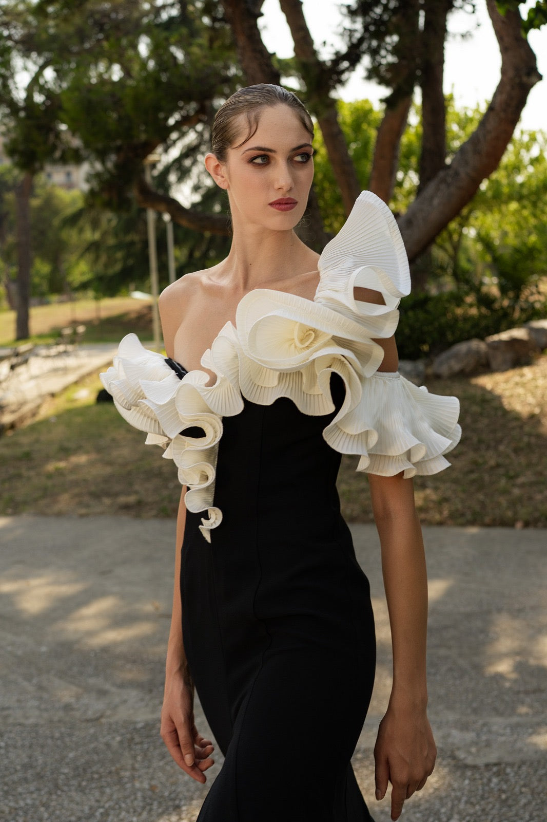 MISCHALIS - ABITO LUNGO ELEGANZA SCULTOREA IN BIANCO E NERO