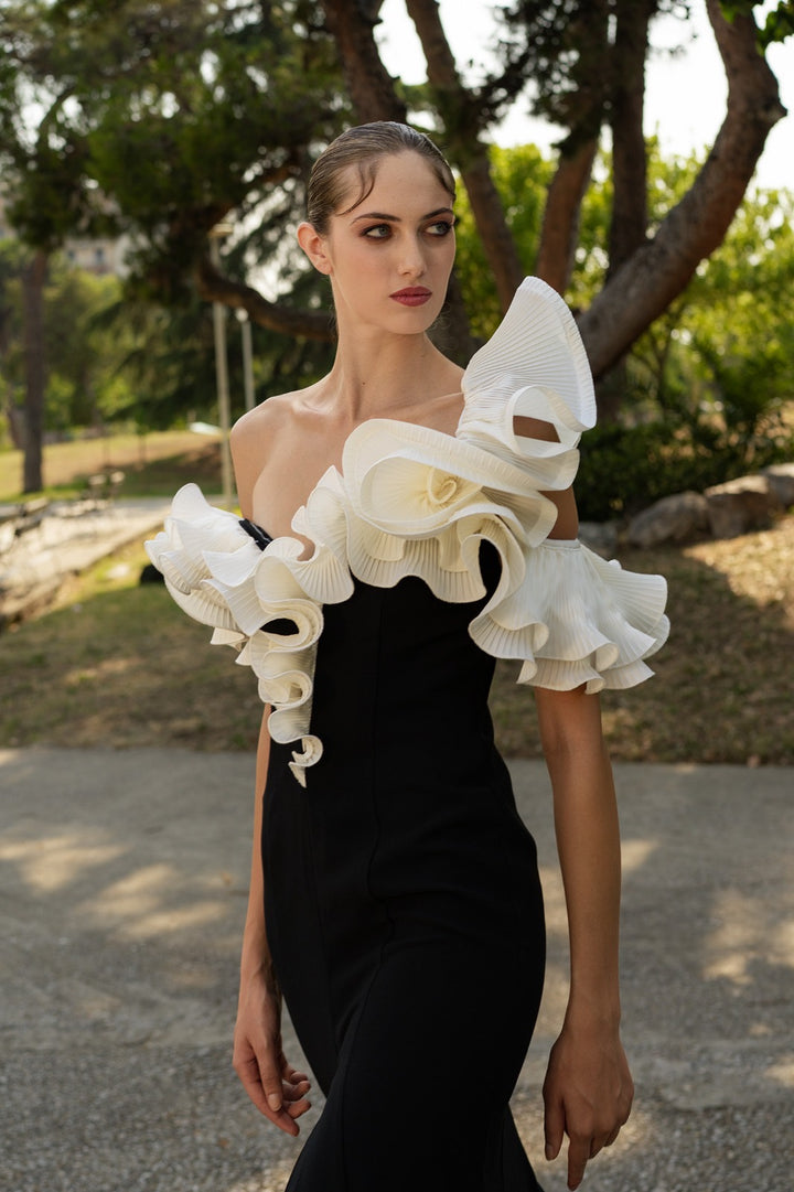 MISCHALIS - ABITO LUNGO ELEGANZA SCULTOREA IN BIANCO E NERO