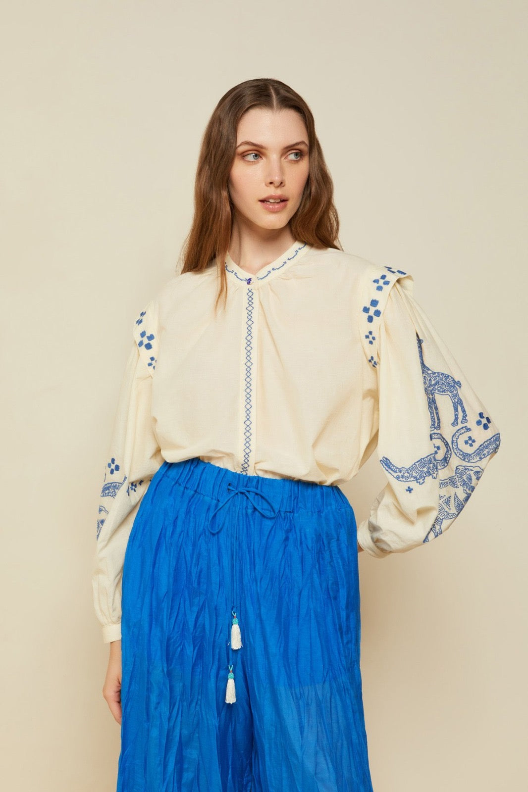 OTTO D’AME - CAMICIA IN PURO COTONE CON COLLO COREANO E RICAMI.