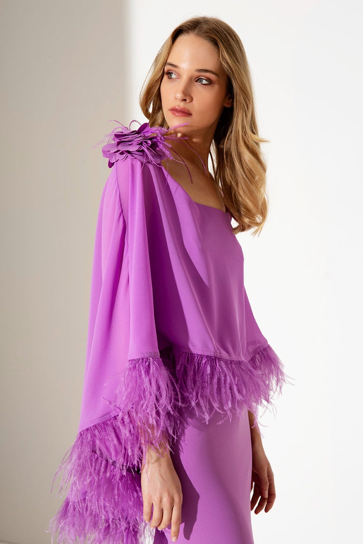 ALLURE - ABITO MIDI A TUBINO CON MANTELLINA ASIMMETRICA IN GEORGETTE, BORDATA CON PIUME A TONO