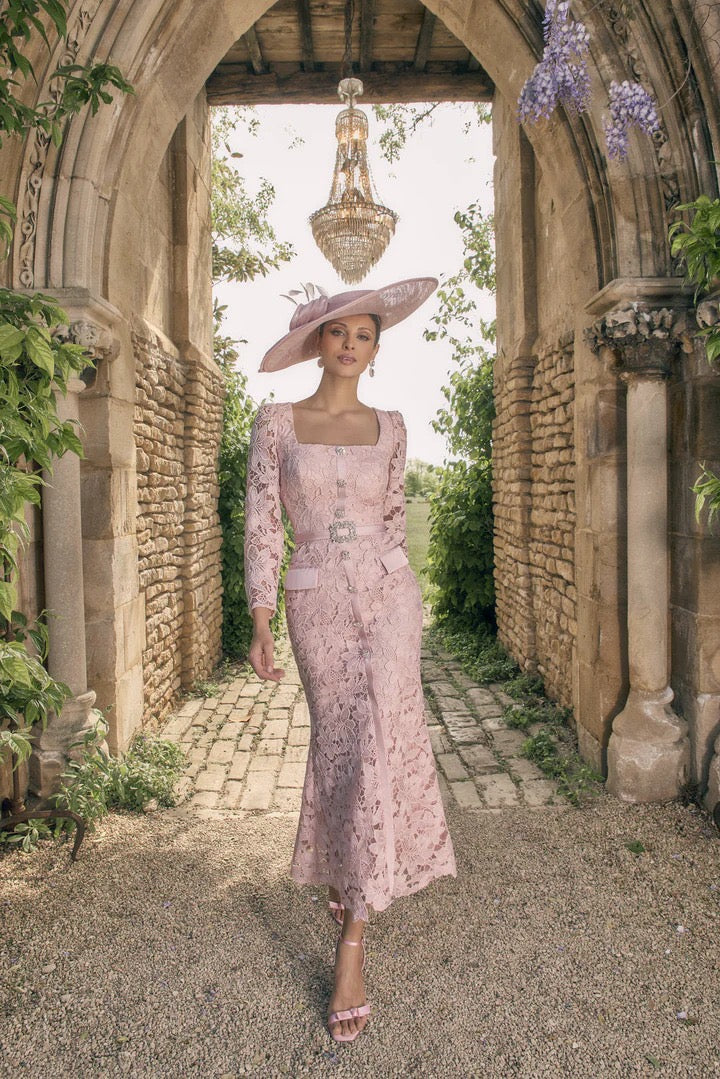 VENI INFANTINO - ABITO MIDI IN CREPE DI PIZZO, DECORATO CON UNO SCOLLO QUADRATO E LUSINGHIERO, ABBOTTONATURA FRONTALE E DELICATE MANICHE