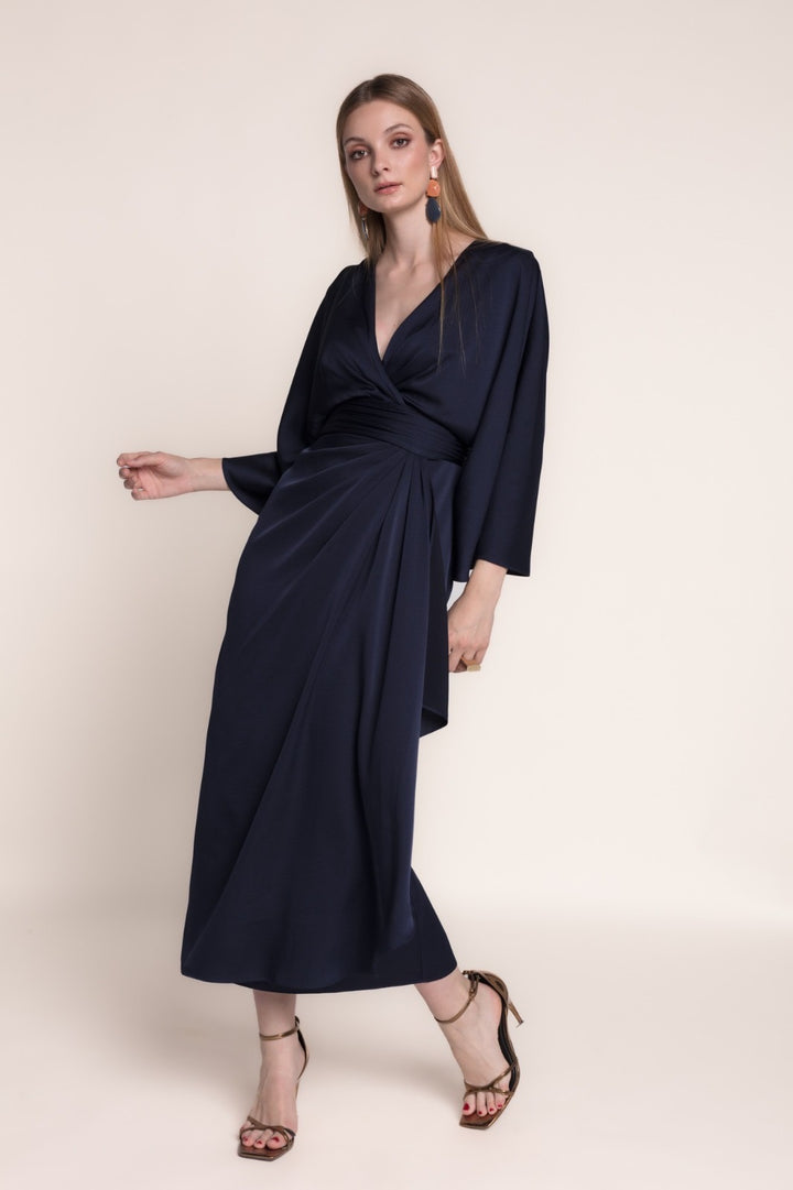MATILDE CANO - ABITO MIDI INCROCIATO BLU NAVY È UN CAPO SOFISTICATO E SENZA TEMPO CHE ESALTA LA SILHOUETTE CON UN TOCCO MINIMALISTA E