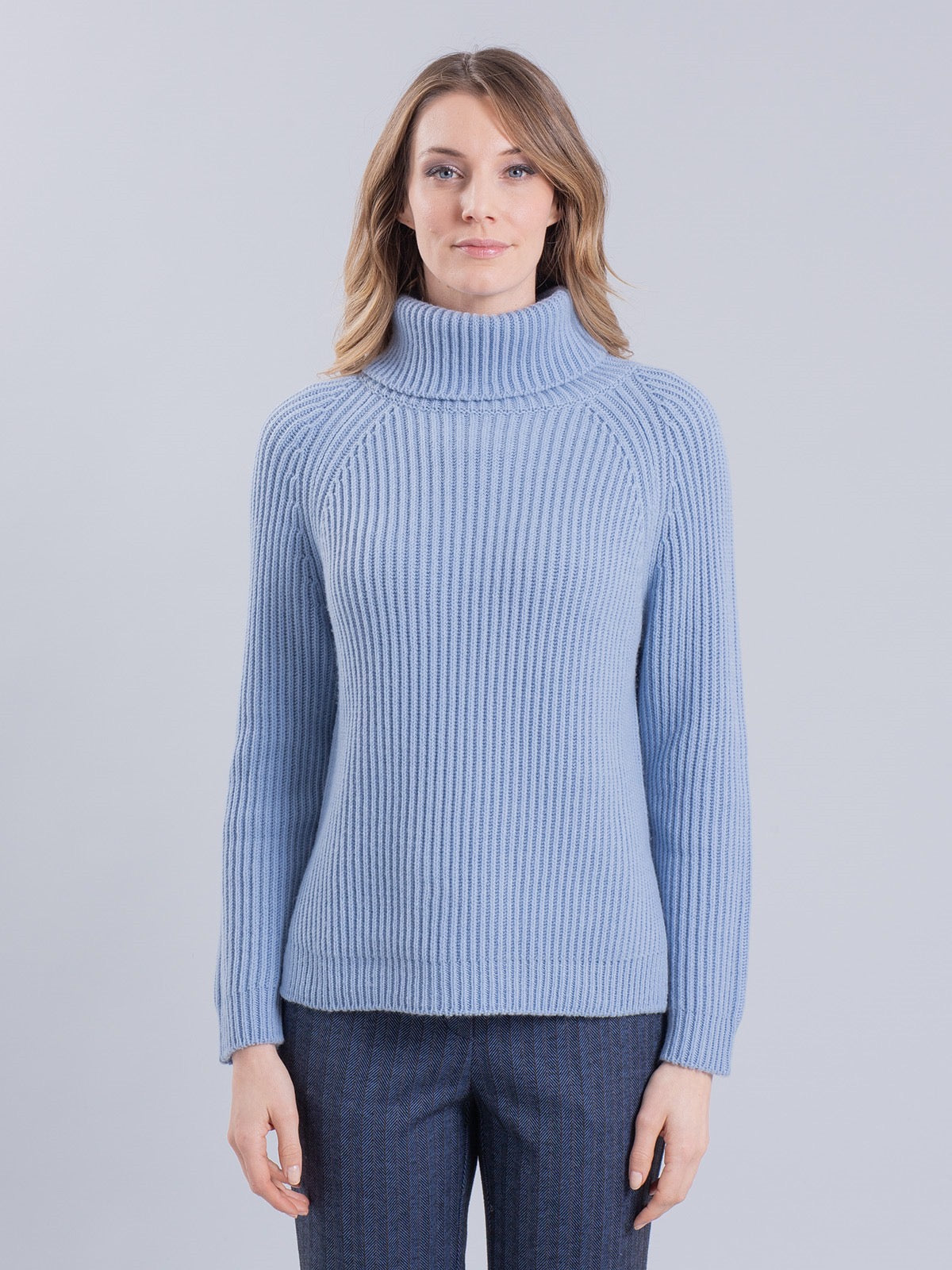 Maglia a collo alto largo con righe tono su tono