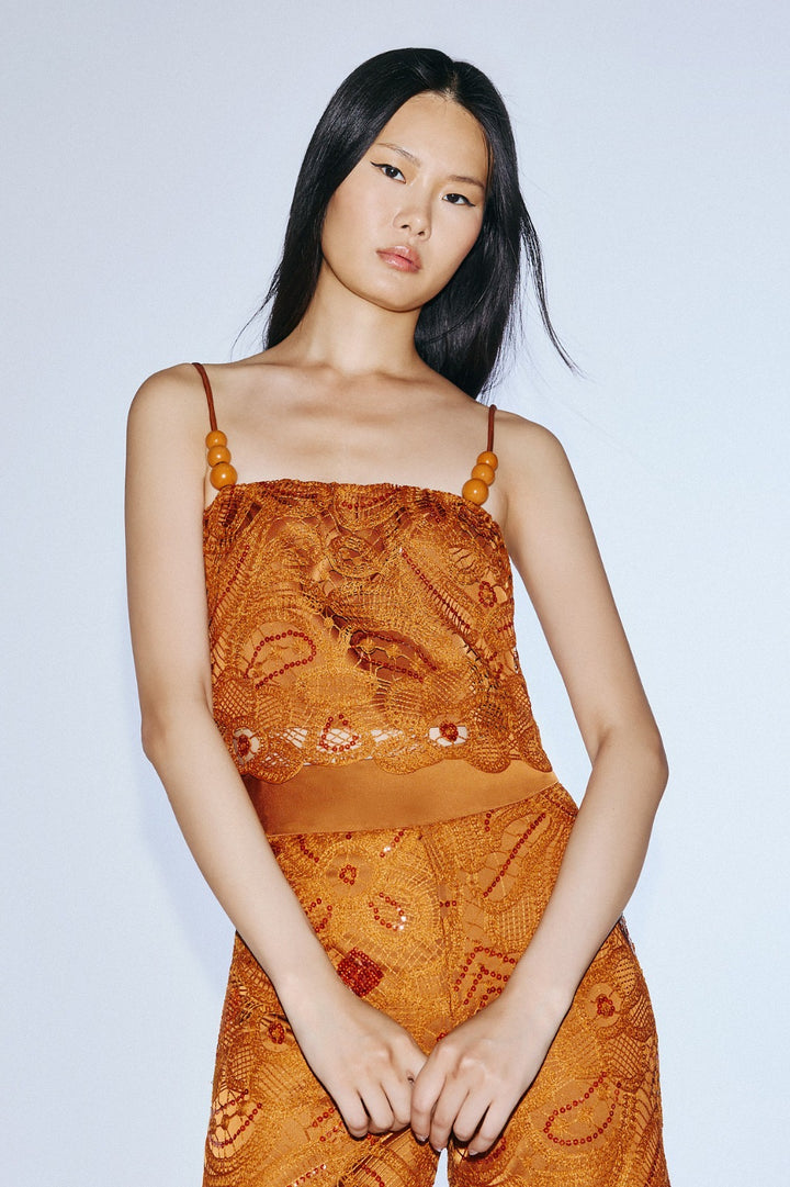 TWINS - COMPLETO È COMPOSTO DA UN CROP TOP A SPALLINA CON UN ELABORATO PIZZO E PANTALONI A PALAZZO COORDINATI