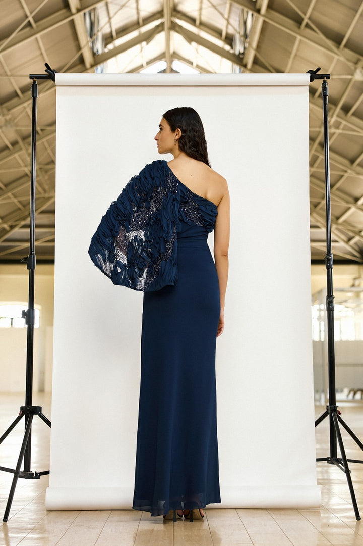 MAESTRI - ABITO LUNGO BLU NAVY MONOSPALLA CON DETTAGLI A BALZE E PERLINE