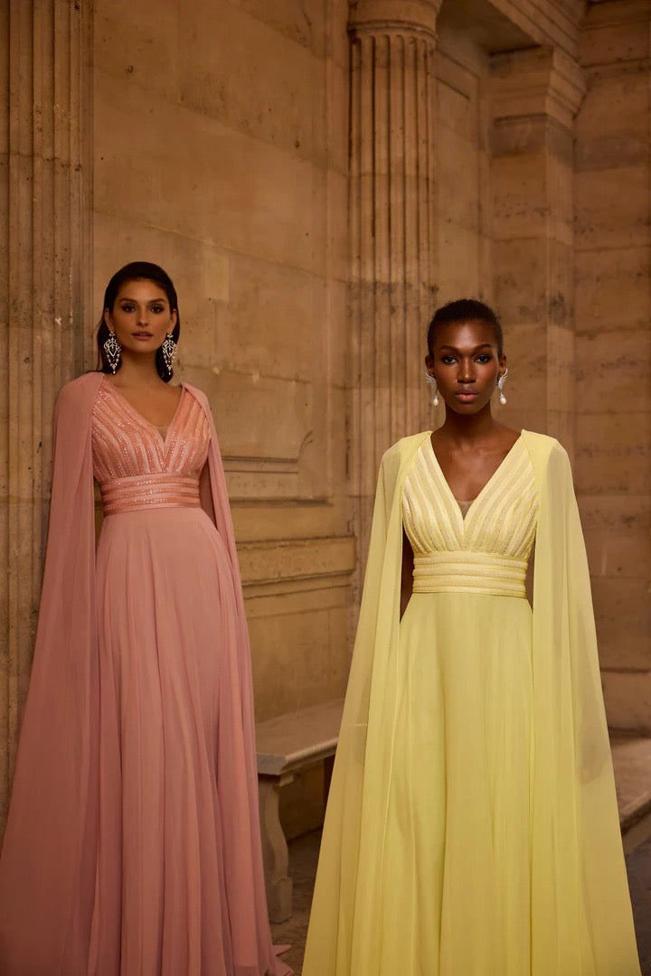 VENI INFANTINO - ABITO LUNGO IN CHIFFON A LINEA A ISPIRATO ALLA GRECIA, CON SCOLLO ROMANTICO A CUORE, MANICHE A MANTELLA E UNA CINTURA A PIEGHE CHE
