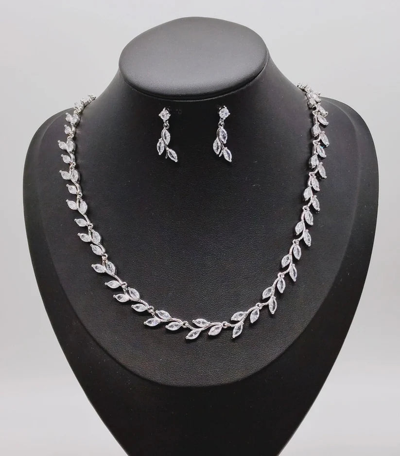 Parure di zirconi color crystal composta da collana e orecchini con rodiatura in argento