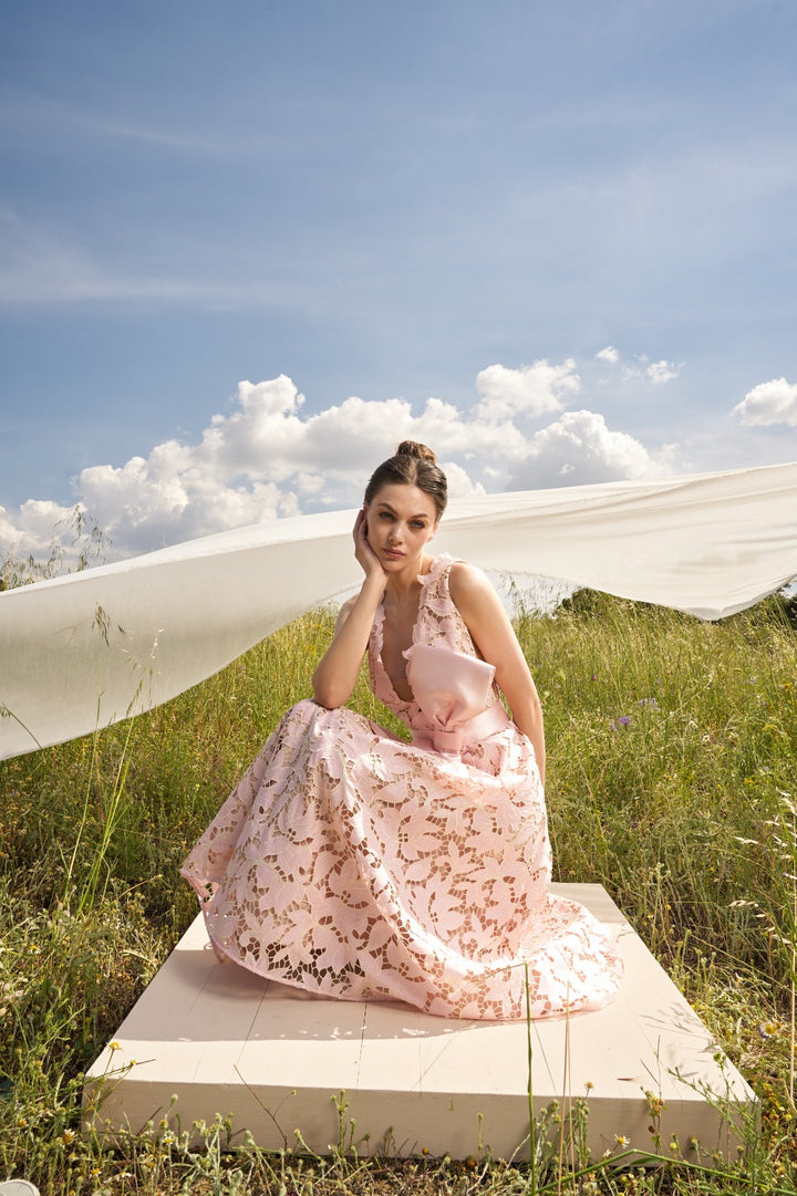 MISCHALIS - ABITO MIDI IN PIZZO ROSA CON FIOCCO COUTURE
