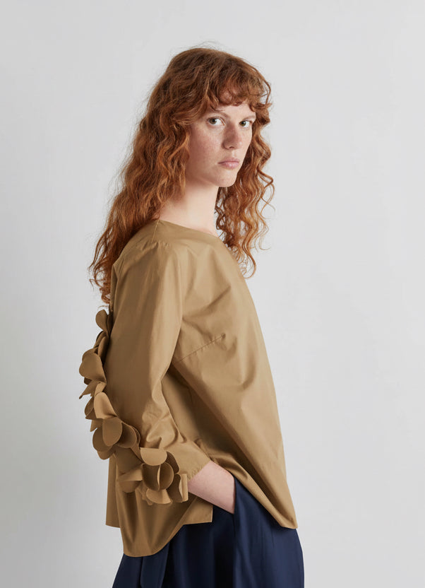 MEIMEI J - BLUSA SCOLLO A BARCA CON APPLICAZIONI FLOREALI SULLA MANICA.SPACCHI SUI FIANCHI