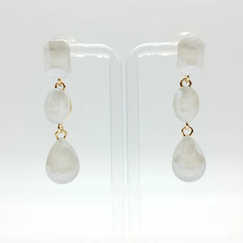 Orecchini pendenti con stass color bianco perla con rodiatura oro