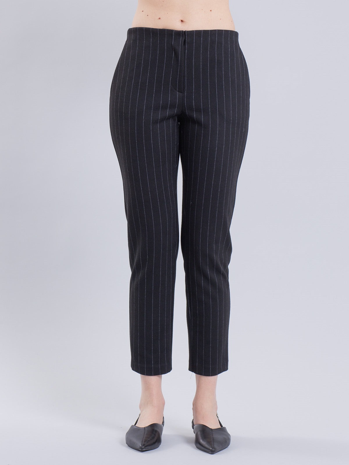 Pantalone nero con riga grigia a taglio dritto