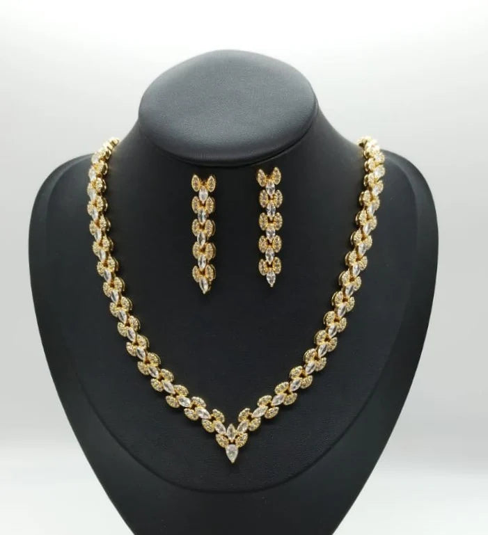 Parure di zirconi color crystal composta da collana e orecchini con rodiatura oro